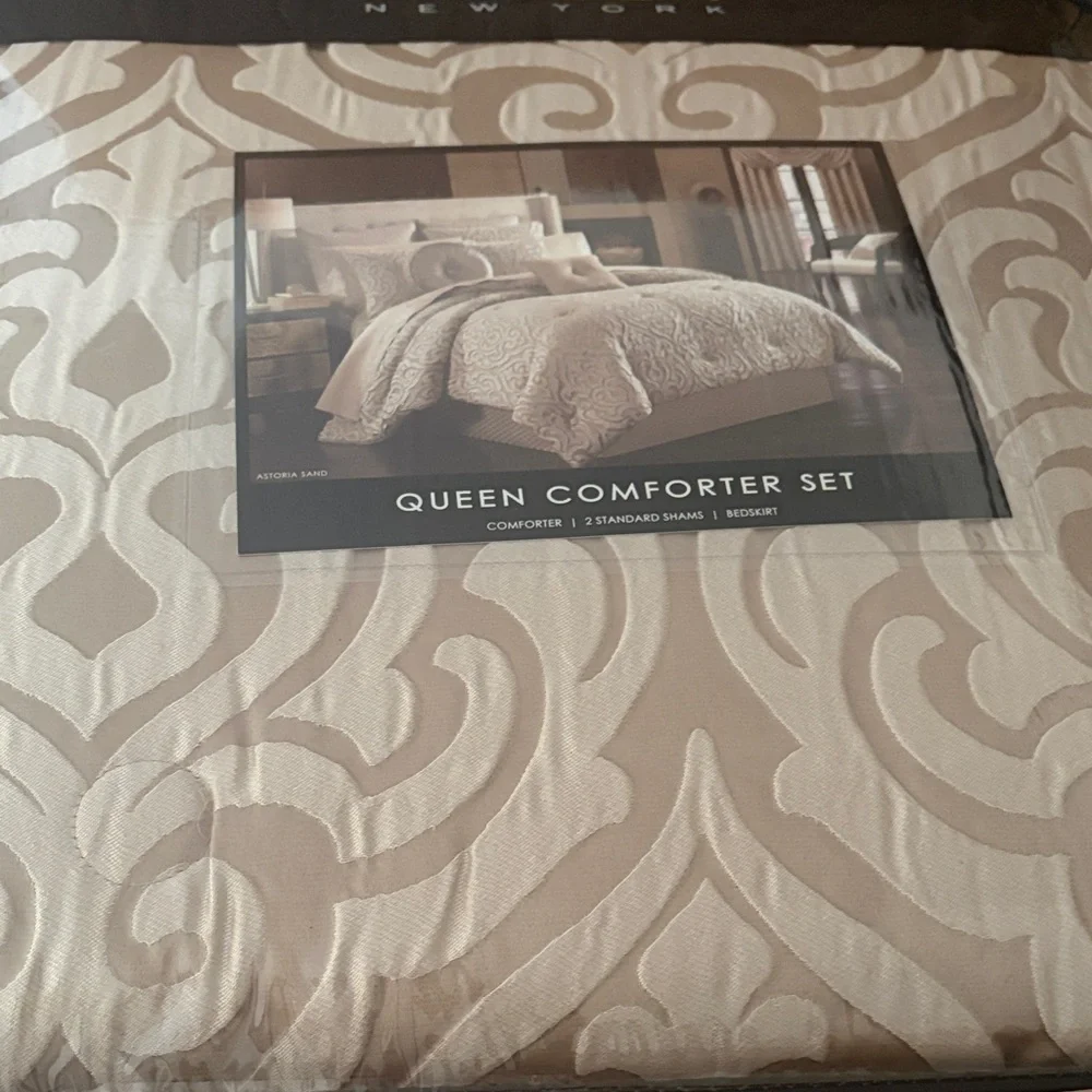 J. Queen New York Astoria Queen 4 Piece Comforter Set NWT
